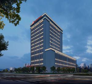 een hoog gebouw met veel ramen bij Hilton Garden Inn Linyi Shangcheng in Linyi