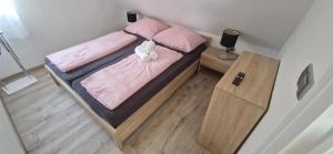 een slaapkamer met een bed met een teddybeer erop bij Rozmaring Apartman Csopak in Csopak