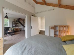 Ένα ή περισσότερα κρεβάτια σε δωμάτιο στο Holiday Home in Quiet Park with Garden