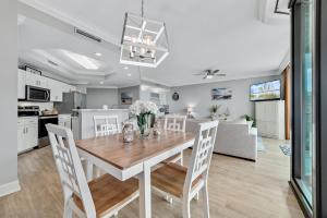 Charming 2bd/2ba w/ Bay View, Pool w/ Lazy River的厨房或小厨房