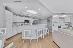 Charming 2bd/2ba w/ Bay View, Pool w/ Lazy River的厨房或小厨房