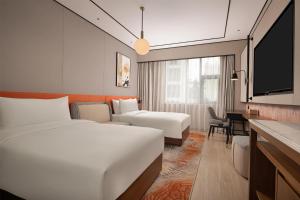Postel nebo postele na pokoji v ubytování Hilton Garden Inn Chengdu Jinniu Yipintianxia