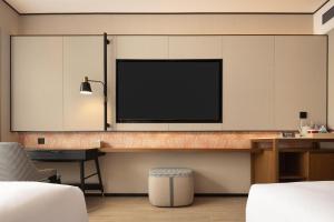 TV a/nebo společenská místnost v ubytování Hilton Garden Inn Chengdu Jinniu Yipintianxia