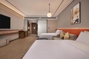 Postel nebo postele na pokoji v ubytování Hilton Garden Inn Chengdu Jinniu Yipintianxia