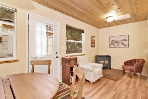 Una sala de estar con una mesa y una chimenea. en Mount berkley #2367, en Big Bear Lake