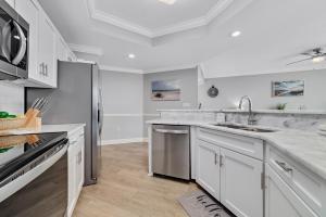 Charming 2bd/2ba w/ Bay View, Pool w/ Lazy River的厨房或小厨房