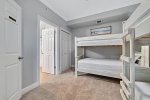 Charming 2bd/2ba w/ Bay View, Pool w/ Lazy River客房内的一张或多张床位