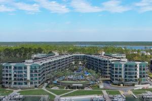 奥兰治比奇Charming 2bd/2ba w/ Bay View, Pool w/ Lazy River的带泳池的度假村的鸟瞰图