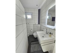 Ένα μπάνιο στο Quietly located holiday home in Zeeland +26 φωτογραφίες