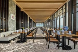 Restoran või mõni muu söögikoht majutusasutuses Secan Hotel Qingdao, Curio Collection By Hilton