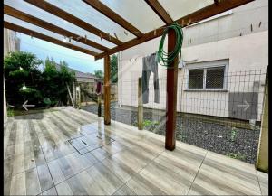 a basketball hoop in the middle of a patio at Apartamento próximo ao centro e Havan in Gravataí