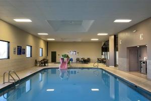 una piscina con un jarrón en el medio en AmericInn by Wyndham Watertown, en Watertown