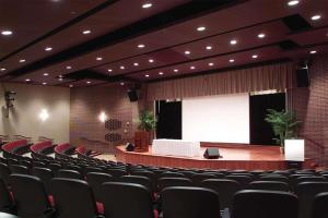 Un gran auditorio con sillas y un escenario con pantalla. en AmericInn by Wyndham Watertown, en Watertown 60 fotos más