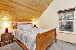 un dormitorio con una cama y una ventana en Mount berkley #2367, en Big Bear Lake