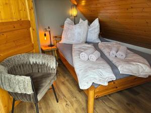 En eller flere senge i et værelse på Ferienhaus Seebrise