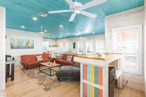 un soggiorno con soffitto blu e ventilatore a soffitto di Sandy Coral - Golf Cart Included! a Mustang Beach