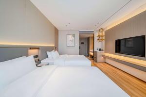 Bodun International Apartment Foshan Shunde Fengjian Water Village Branch客房内的一张或多张床位
