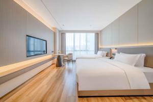 Bodun International Apartment Foshan Shunde Fengjian Water Village Branch客房内的一张或多张床位