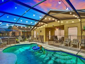 Bazén v ubytování Epic Frozen Themed home 20 min to Disneyworld dw4 nebo v jeho okolí