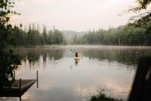 Eine Frau befindet sich im Wasser eines Sees. in der Unterkunft Chalet Mazama - Private Lake - Hot Tub - 16P in Wentworth-Nord + 63 Fotos