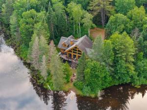 eine Luftaufnahme eines Hauses auf einer Insel im Wasser in der Unterkunft Chalet Mazama - Private Lake - Hot Tub - 16P in Wentworth-Nord