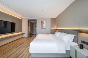 Bodun International Apartment Foshan Shunde Fengjian Water Village Branch客房内的一张或多张床位