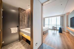 Bodun International Apartment Foshan Shunde Fengjian Water Village Branch的电视和/或娱乐中心