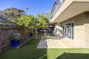 Κήπος έξω από το Spacious 3-Bed Apartment Near Dromana Beach