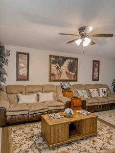 ein Wohnzimmer mit einer Couch und einem Couchtisch in der Unterkunft Vintage Family House in Lufkin