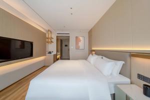 Bodun International Apartment Foshan Shunde Fengjian Water Village Branch客房内的一张或多张床位