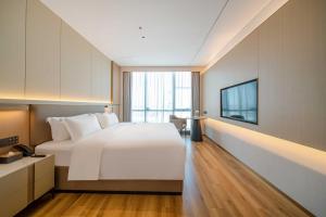 Bodun International Apartment Foshan Shunde Fengjian Water Village Branch客房内的一张或多张床位