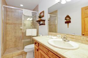 een badkamer met wastafel, douche en toilet bij Fishermans paradise #1792 in Big Bear Lake +22 foto's