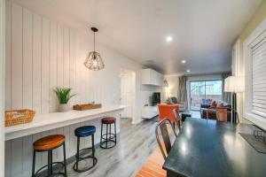 Una cocina y un comedor con mesa y sillas. en Ninth Street Retreat, en Boise
