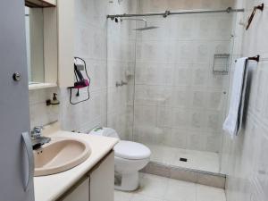 Ένα μπάνιο στο Ciudad del Sol Apartment