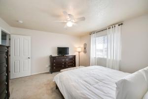 ein Schlafzimmer mit Bett und Deckenventilator in der Unterkunft True Blue Family Home in Meridian