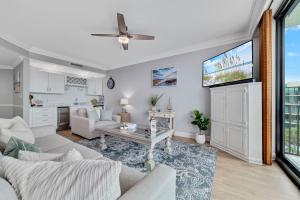 Charming 2bd/2ba w/ Bay View, Pool w/ Lazy River的休息区
