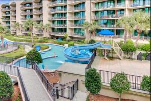 Charming 2bd/2ba w/ Bay View, Pool w/ Lazy River内部或周边的泳池