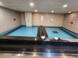 Bazén v ubytování Seogwipo JS Hotel nebo v jeho okolí