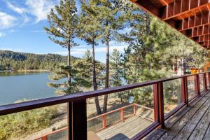 een uitzicht op een meer vanaf het dek van een hut bij Fishermans paradise #1792 in Big Bear Lake