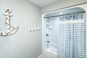 Charming 2bd/2ba w/ Bay View, Pool w/ Lazy River的一间浴室