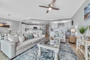 奥兰治比奇Charming 2bd/2ba w/ Bay View, Pool w/ Lazy River的带沙发和桌子的客厅