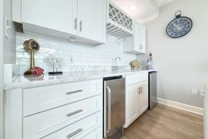 Charming 2bd/2ba w/ Bay View, Pool w/ Lazy River的厨房或小厨房