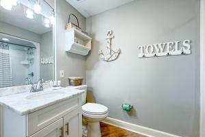 Charming 2bd/2ba w/ Bay View, Pool w/ Lazy River的一间浴室