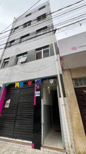 Un edificio con su puerta abierta al frente. en kit net básico centro 1, en Campina Grande