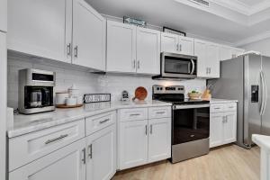 Charming 2bd/2ba w/ Bay View, Pool w/ Lazy River的厨房或小厨房