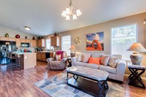 a living room with a couch and a table at Palmen Maricopa in Maricopa