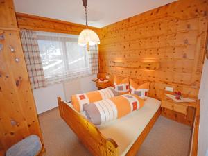 アルツル・イム・ピッツタールにあるApartment in Arzl-Wald with Mountain Viewsの木製の壁のベッドルーム1室