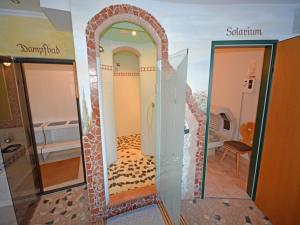 アルツル・イム・ピッツタールにあるApartment in Arzl-Wald with Mountain Viewsの鏡付きの部屋のベッド1台 +19枚の写真