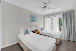 due letti in una stanza con finestra di Turquesa Tides - Beachfront Resort Living a Palm Cove Altre 12 foto