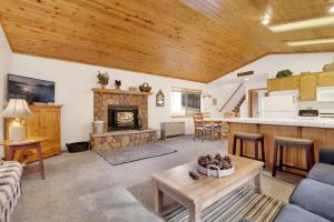 een woonkamer met een keuken en een open haard bij Cozy haven #1966 in Big Bear Lake +12 foto's
